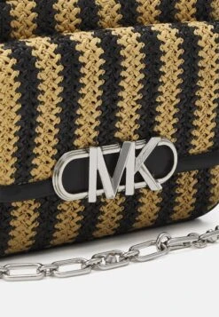 MICHAEL Michael Kors PARKER SWAG CAMERA XBODY - Umhängetasche - Nature/black -Michael Kors Geschaft 0b0aec2967da4ba4b57f13338ae63aec