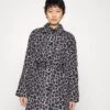 MICHAEL Michael Kors GIRAFFE BELTED TRENCH - Trenchcoat - Black/white -Michael Kors Geschaft 0c0fd2b253e94e2aab99689ebe4906bc