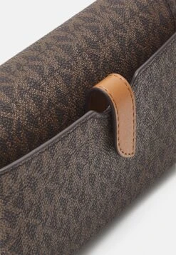 MICHAEL Michael Kors XBODY - Umhängetasche - Brown/acorn -Michael Kors Geschaft 0c261af122ed4d7f984d8c0845a4e705