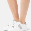MICHAEL Michael Kors IRVING STRIPE LACE UP - Sneaker Low - Optic White/silver -Michael Kors Geschaft 0e1f228430784e9d9949bbe4563e64f0