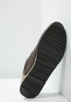 MICHAEL Michael Kors ALLIE - Trainers - Brown 15 MICHAEL Michael Kors ALLIE - Trainers - Brown -Michael Kors Geschaft 10df30176f884cd18f6628d55236e9cf