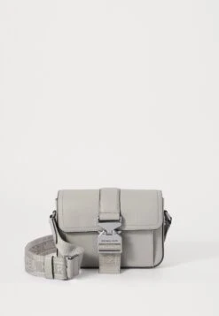 Michael Kors AVIATOR XBODY - Cross Body Bag - Mulberry -Michael Kors Geschaft 11bd4cdc8f304f64b5d2f55f152ff693