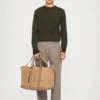 Michael Kors WIDE TRAVEL UNISEX - Weekend Bag - Husk