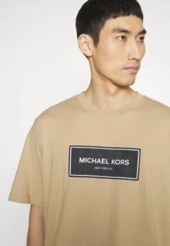 Michael Kors FLAGSHIP LOGO TEE - T-Shirt Print - Khaki 10 Michael Kors FLAGSHIP LOGO TEE - T-Shirt Print - Khaki -Michael Kors Geschaft 195230faa813477bae132f9acacb2a8e