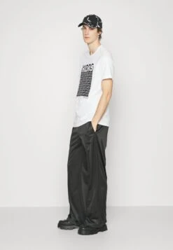 Michael Kors BLOCK CUBE TEE - T-Shirt Print - White 11 Michael Kors BLOCK CUBE TEE - T-Shirt Print - White -Michael Kors Geschaft 1f7702e110724b93871806845d83090a