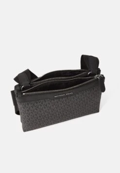 Michael Kors ACCORDION XBODY UNISEX - Cross Body Bag - Black -Michael Kors Geschaft 20bc2ae741bc40e6bf4aa7698708b1bd
