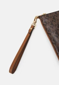 MICHAEL Michael Kors JET SET CHARM - Clutch - Braun -Michael Kors Geschaft 2413e53be0d14fed8c5dd85b90fcd316