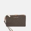 MICHAEL Michael Kors JET SET WRISTLET - Geldbörse - Brown 1 MICHAEL Michael Kors JET SET WRISTLET - Geldbörse - Brown -Michael Kors Geschaft 271227284e0e4c4dbea1a241478b4158