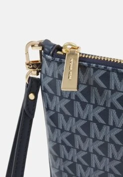 MICHAEL Michael Kors JET SET CHARM - Clutch - Navy 11 MICHAEL Michael Kors JET SET CHARM - Clutch - Navy -Michael Kors Geschaft 37230aea2c634c03848da05f7b1f720c