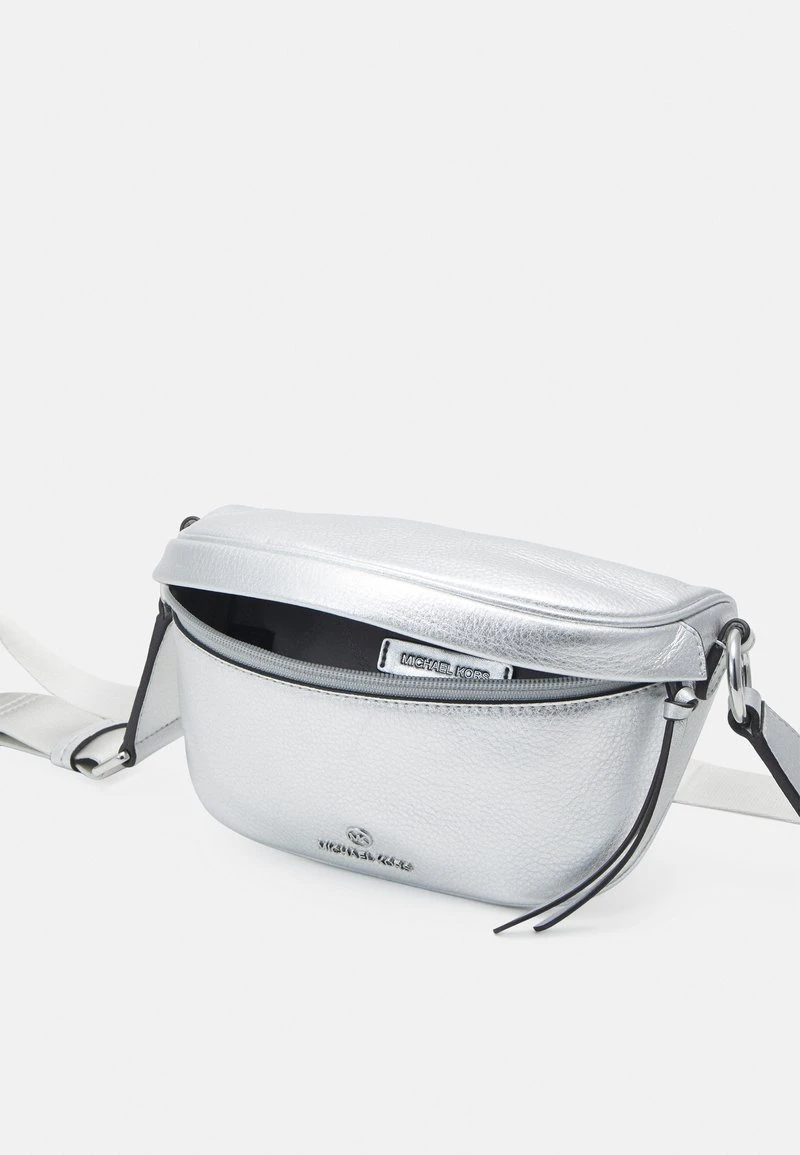 MICHAEL Michael Kors SLATER XS SLING PACK - Umhängetasche - Silver-coloured 5 MICHAEL Michael Kors SLATER XS SLING PACK - Umhängetasche - Silver-coloured – Bild 3