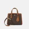 MICHAEL Michael Kors CHANTAL XBODY - Umhängetasche - Brown/acorn -Michael Kors Geschaft 38e7a48ee8c24186a6681bcacf71278d 1