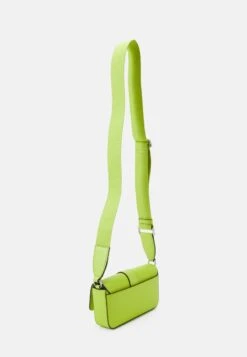MICHAEL Michael Kors GREENWICH SLING XBODY - Umhängetasche - Bright Limeade -Michael Kors Geschaft 3b424560733a4c0c99fc5e5d158dd07a