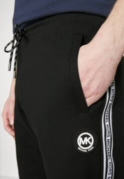 Michael Kors NEW EVERGREEN SHORT - Jogginghose - Black -Michael Kors Geschaft 3f15523d95d24f00adde63ac18bbc2f9