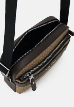 Michael Kors UTILITY XBODY UNISEX - Umhängetasche - Husk -Michael Kors Geschaft 45e1f8bf1b8147b2aacbb0d23be4ae3c