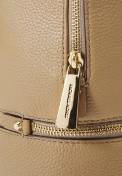 MICHAEL Michael Kors RHEA ZIP BACKPACK SMALL - Tagesrucksack - Camel -Michael Kors Geschaft 4b4fdb371dcf42c4a758212b86301ef8