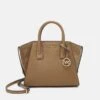 MICHAEL Michael Kors AVRIL - Handtasche - Husk -Michael Kors Geschaft 4cb2fa3c7b5b43b69aded219f61447a9