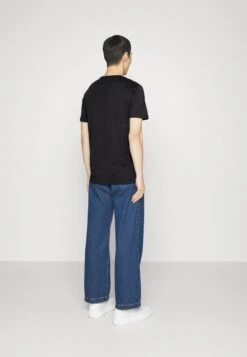 Michael Kors BLOCK CUBE TEE - T-Shirt Print - Black -Michael Kors Geschaft 4eccf00ed621435592212616ae5b3609