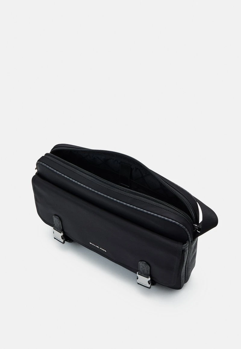 Michael Kors UTILITY FLAP UNISEX - Umhängetasche - Black 5 Michael Kors UTILITY FLAP UNISEX - Umhängetasche - Black – Bild 3