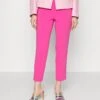 MICHAEL Michael Kors SLIM CROP - Stoffhose - Cerise 1 MICHAEL Michael Kors SLIM CROP - Stoffhose - Cerise -Michael Kors Geschaft 601c3fdc0ee442879e657133b2f93fce