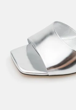 MICHAEL Michael Kors AMAL KITTEN SANDAL - Pantolette Hoch - Silver -Michael Kors Geschaft 6313889d9fca4aeabc056864356a9eb4