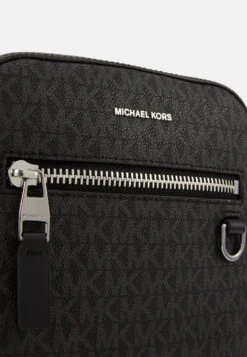 Michael Kors HENRY FLIGHT BAG UNISEX - Umhängetasche - Black -Michael Kors Geschaft 6f4cf30966ec4278b7c19f0d5ae47af6