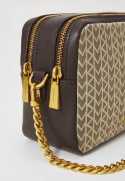 MICHAEL Michael Kors BRYANT CAMERA XBODY - Handbag - Natural -Michael Kors Geschaft 7b6bf3ff449242bbb981394659847ac5