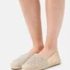 MICHAEL Michael Kors KENDRICK SLIP ON - Espadrille - Pale Gold -Michael Kors Geschaft 8151be72981f4dd691355143ce6d794d