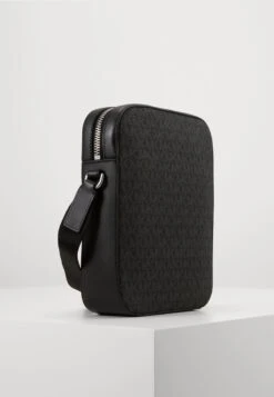 Michael Kors HENRY FLIGHT BAG UNISEX - Umhängetasche - Black -Michael Kors Geschaft 969784aa4e2c415d93fb83762b4591da