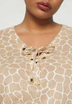 MICHAEL Michael Kors GIRAFFE GROMMET - T-Shirt Print - Khaki -Michael Kors Geschaft 9f80c74756ef4963b1c0b62105e9fa27