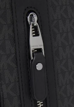 Michael Kors MARINER FLIGHT BAG UNISEX - Umhängetasche - Black 13 Michael Kors MARINER FLIGHT BAG UNISEX - Umhängetasche - Black -Michael Kors Geschaft a4549354de5f4559b3ee38a51e38a7ab
