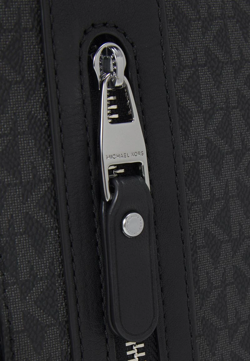 Michael Kors MARINER FLIGHT BAG UNISEX - Umhängetasche - Black 8 Michael Kors MARINER FLIGHT BAG UNISEX - Umhängetasche - Black – Bild 6