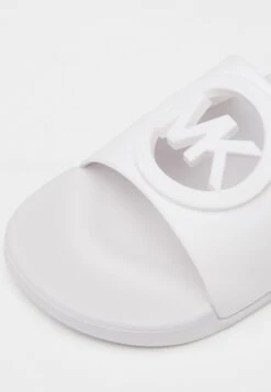 MICHAEL KORS KIDS JET CHARM CHOPOUT - Pantolette Flach - White 13 MICHAEL KORS KIDS JET CHARM CHOPOUT - Pantolette Flach - White -Michael Kors Geschaft a7540860400e446e89b8392fbb494f88