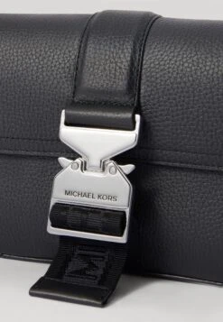 Michael Kors AVIATOR XBODY - Cross Body Bag - Black -Michael Kors Geschaft a917778b31c04d8bb9313d1ba716d960