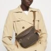 MICHAEL Michael Kors SLATER SLING PACK - Umhängetasche - Brown/acorn