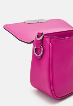 MICHAEL Michael Kors PARKER POUCHETTE - Handtasche - Cerise -Michael Kors Geschaft b223a54a50dd4387a57d72ed07a45ef6