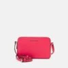 MICHAEL Michael Kors JET SET ZIP CAMERA XBODY - Umhängetasche - Geranium -Michael Kors Geschaft b3cef810dd6d4f60982c29f07c2ed4a8