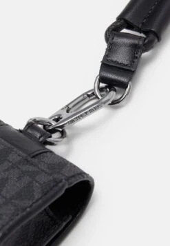 Michael Kors AIRPOD CASE UNISEX - Sonstige Accessoires - Black -Michael Kors Geschaft b58b87da76bc4751b24fee77877d0c64