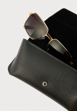 Michael Kors DANA POINT - Sonnenbrille - Shiny Yellow Gold-coloured/dark Grey 9 Michael Kors DANA POINT - Sonnenbrille - Shiny Yellow Gold-coloured/dark Grey -Michael Kors Geschaft baa9661176844a40b4485a482892310a