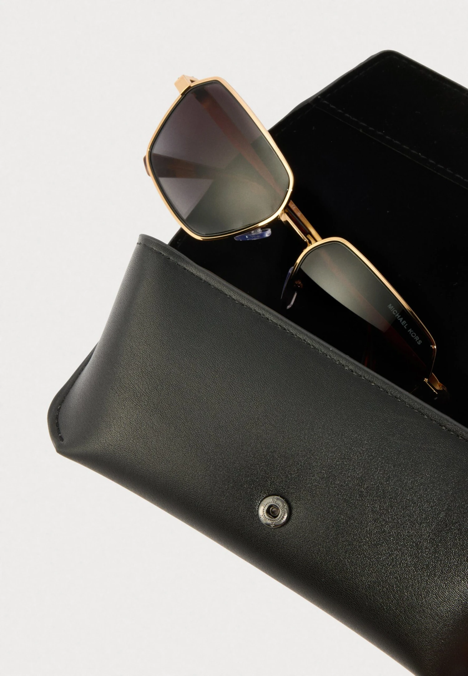 Michael Kors DANA POINT - Sonnenbrille - Shiny Yellow Gold-coloured/dark Grey 5 Michael Kors DANA POINT - Sonnenbrille - Shiny Yellow Gold-coloured/dark Grey – Bild 3