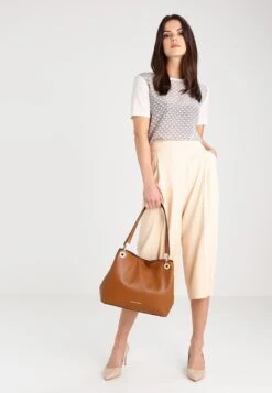 MICHAEL Michael Kors RAVEN - Handtasche - Luggage -Michael Kors Geschaft bc399e5ea79b49da84f5d9bc9a022eb0