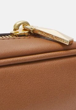 MICHAEL Michael Kors PARKER SWAG CAMERA XBODY - Umhängetasche - Brown -Michael Kors Geschaft bc58237ff7a64f12ba9dcfa88bdcc229