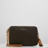 MICHAEL Michael Kors CROSSBODIES CAMERA BAG - Cross Body Bag - Brown 1 MICHAEL Michael Kors CROSSBODIES CAMERA BAG - Cross Body Bag - Brown -Michael Kors Geschaft ca362d4b0f1945f8a803318e5bf70a2b