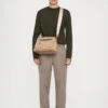 Michael Kors FLAP MESSENGER UNISEX - Umhängetasche - Camel