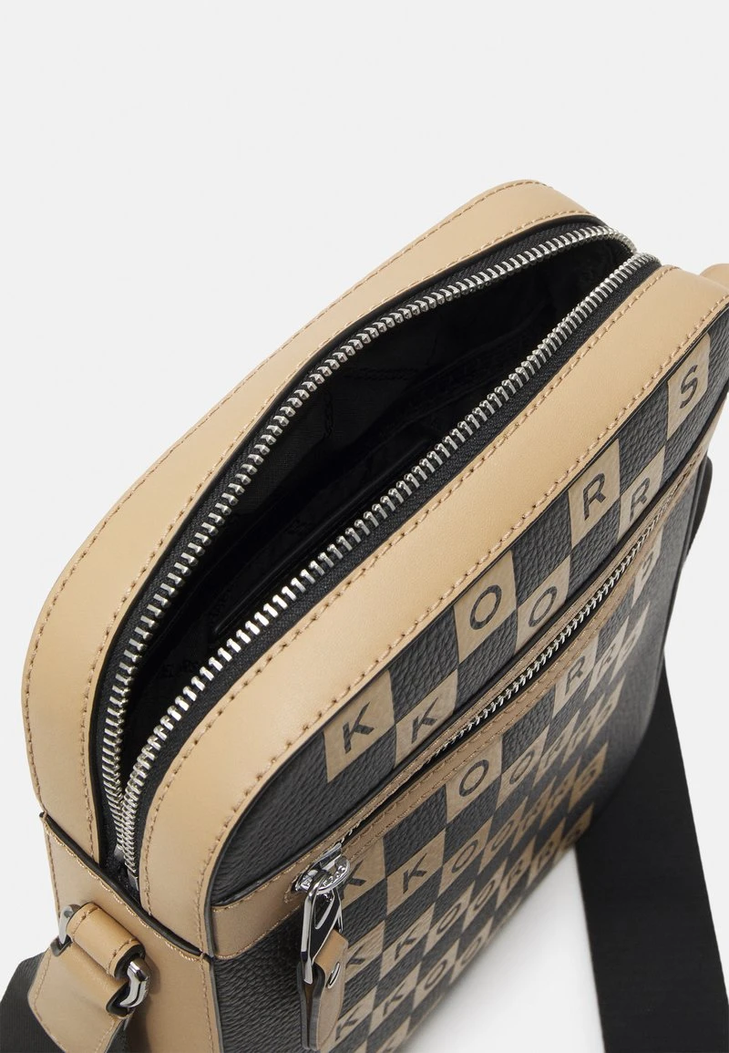 Michael Kors FLIGHT BAG UNISEX - Umhängetasche - Black 5 Michael Kors FLIGHT BAG UNISEX - Umhängetasche - Black – Bild 3