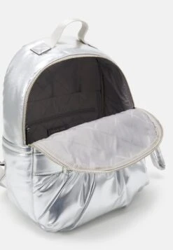 MICHAEL Michael Kors LEONIE BACKPACK - Tagesrucksack - Silver-coloured 10 MICHAEL Michael Kors LEONIE BACKPACK - Tagesrucksack - Silver-coloured -Michael Kors Geschaft d3c3e18a1b694c4995bf1b82b340bc73