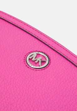 MICHAEL Michael Kors CHANTAL XBODY - Umhängetasche - Cerise -Michael Kors Geschaft db5f791797404507b57bb902b4b9e651