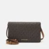 MICHAEL Michael Kors JET SET FLAP XBODY - Cross Body Bag - Brown/acorn 1 MICHAEL Michael Kors JET SET FLAP XBODY - Cross Body Bag - Brown/acorn -Michael Kors Geschaft ddac2aa850584eb48a992d089bd959fe