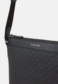 Michael Kors XBODY UNISEX - Umhängetasche - Black 11 Michael Kors XBODY UNISEX - Umhängetasche - Black -Michael Kors Geschaft dddedec57acd40259ff437e1db087691