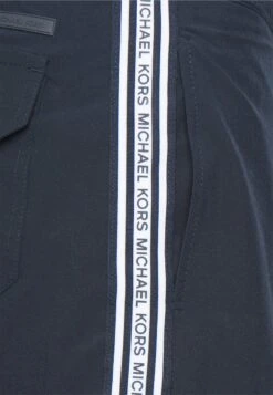 Michael Kors BOARD LOGO TAPE - Badeshorts - Midnight -Michael Kors Geschaft e557bb9db1604cc1b1e57caf63763eed
