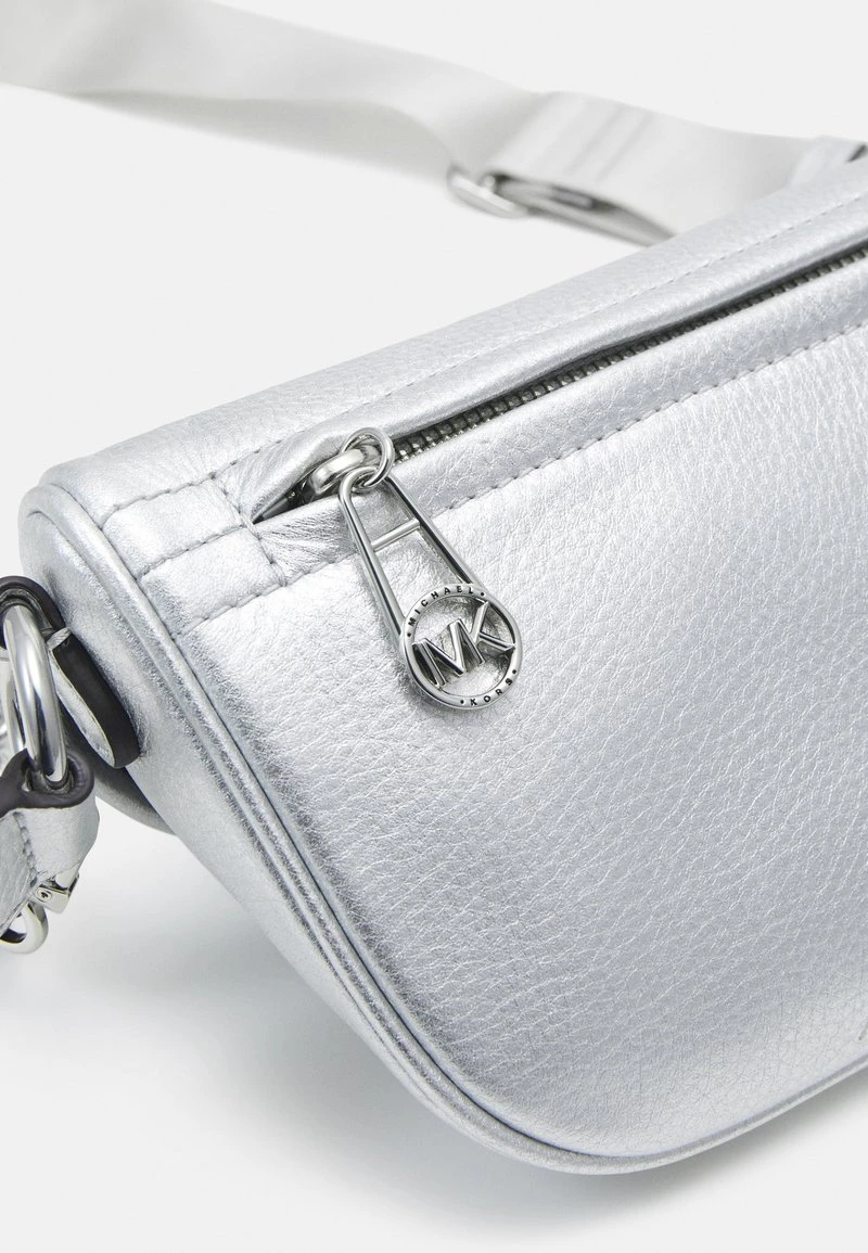 MICHAEL Michael Kors SLATER XS SLING PACK - Umhängetasche - Silver-coloured 6 MICHAEL Michael Kors SLATER XS SLING PACK - Umhängetasche - Silver-coloured – Bild 4